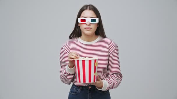 Mujer Morena Atractiva Concentrada Gafas Asustándose Mientras Come Palomitas Maíz — Vídeos de Stock