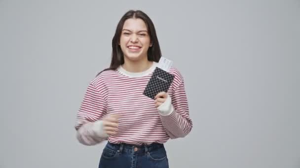 Щаслива Приваблива Брюнетка Яка Тримає Паспорт Квитками Радіє Сірому Фоні — стокове відео