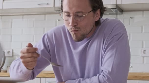 Calma Homem Bonito Óculos Tomando Café Manhã Aproveitando Momento Mesa — Vídeo de Stock