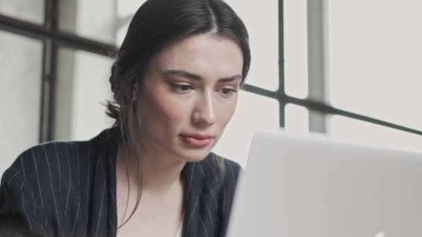 Ziemlich Nette Ernsthafte Junge Geschäftsfrau Benutzt Ihren Laptop Während Sie — Stockvideo