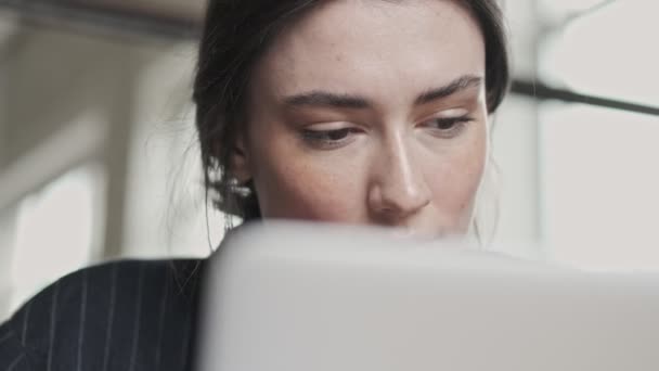 Close Zicht Van Een Serieuze Jonge Zakenvrouw Met Behulp Van — Stockvideo