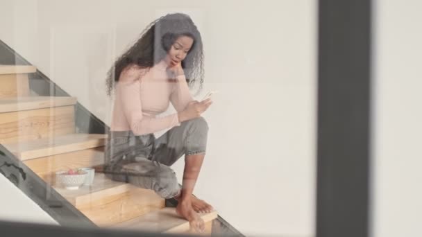 Una Bella Giovane Donna Africana Sta Usando Suo Cellulare Mentre — Video Stock