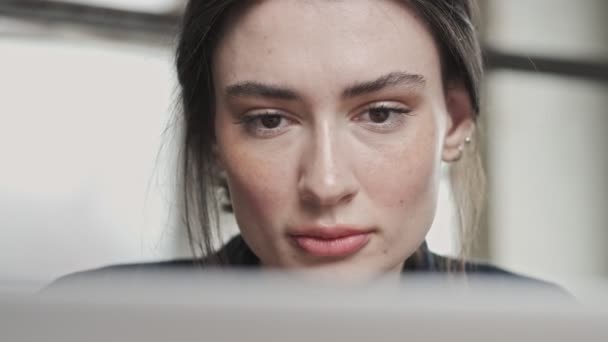 オフィスで働いている間 穏やかな焦点を当てた若いビジネスマンのクローズアップビューは彼女のラップトップコンピュータを使用しています — ストック動画
