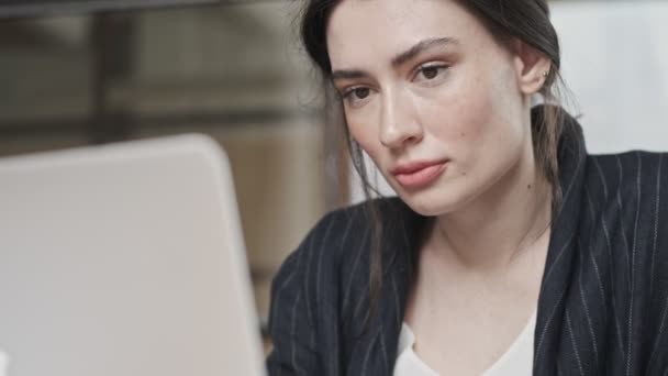 Close Vista Uma Calma Agradável Jovem Empresária Está Usando Seu — Vídeo de Stock