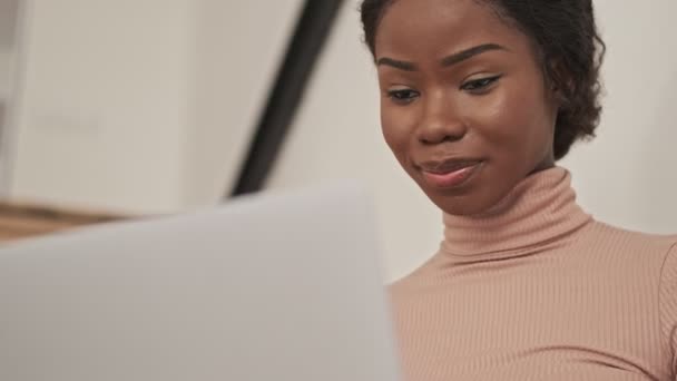 Une Jeune Femme Africaine Attrayante Regarde Quelque Chose Dans Son — Video