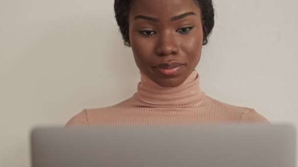 Una Joven Africana Tranquila Seria Está Trabajando Usando Computadora Portátil — Vídeos de Stock