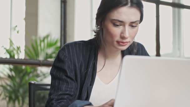 Eine Gut Aussehende Junge Geschäftsfrau Arbeitet Büro Mit Ihrem Laptop — Stockvideo