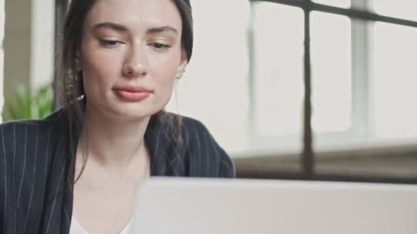 Vue Rapprochée Une Jeune Femme Affaires Souriante Heureuse Qui Travaille — Video