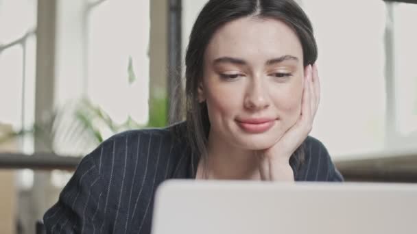 Eine Schöne Lächelnde Junge Geschäftsfrau Arbeitet Büro Mit Ihrem Laptop — Stockvideo