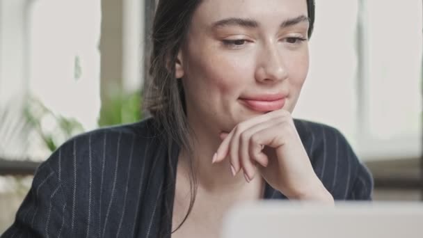 Een Prachtige Glimlachende Jonge Zakenvrouw Zoek Naar Haar Laptop Computer — Stockvideo