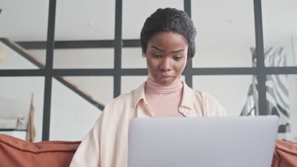 Una Joven Africana Concentrada Concentrada Freelancer Está Usando Computadora Portátil — Vídeos de Stock