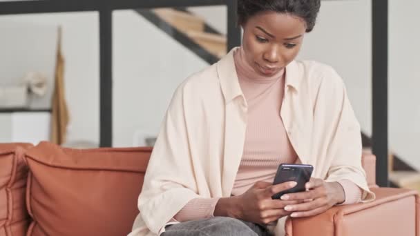 Сфокусована Молода Африканка Дивиться Щось Свій Мобільний Телефон Тримаючи Його — стокове відео