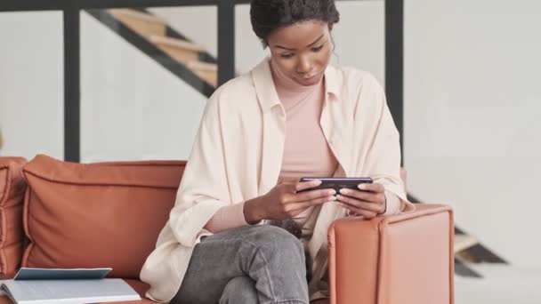 Glad Positiv Ung Afrikansk Kvinde Ser Noget Sin Mobiltelefon Der – Stock-video