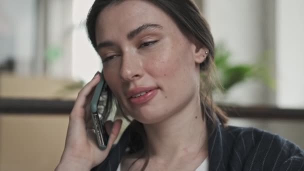 Positiv Glad Ung Affärskvinna Talar Telefon När Arbetar Kontoret — Stockvideo