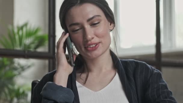 Una Bella Giovane Donna Affari Sta Parlando Telefono Mentre Lavora — Video Stock