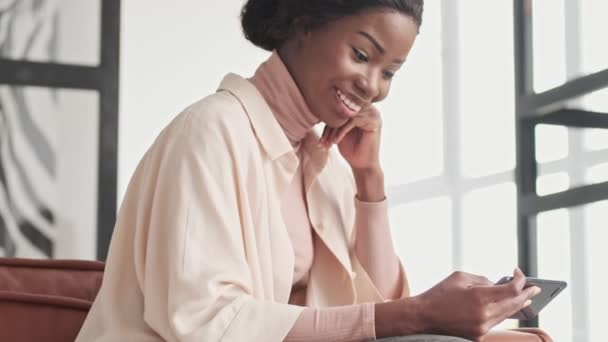 Una Joven Alegre Mujer Africana Está Viendo Algo Teléfono Móvil — Vídeo de stock