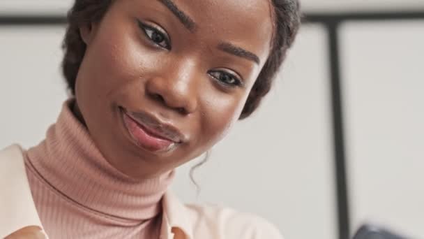 Close View Beautiful Young African Woman Watching Something Her Mobile — Stock Video