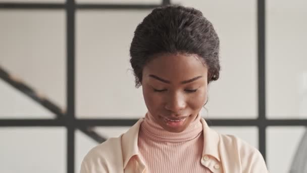 Een Charmante Jonge Afrikaanse Vrouw Opent Haar Ogen Kijkt Naar — Stockvideo