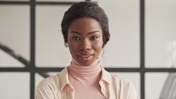 Una Hermosa Joven Africana Sonriente Está Posando Mirando Cámara Pie — Vídeo de stock