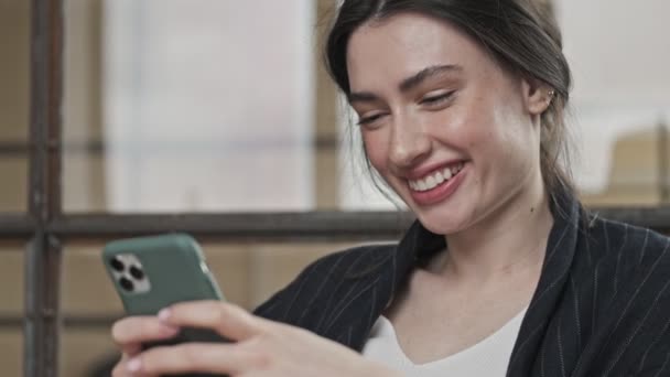 Una Joven Empresaria Guapa Simpática Está Usando Teléfono Inteligente Riéndose — Vídeo de stock