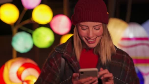 Feliz Chica Rubia Joven Usando Ropa Otoño Usando Teléfono Inteligente — Vídeos de Stock