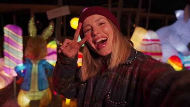 Sonbahar Kıyafetleri Giyen Neşeli Sarışın Kız Neon Işıklı Arka Planda — Stok video