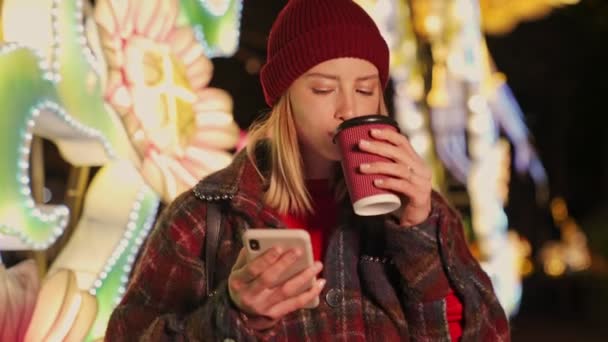 Sorrindo Jovem Loira Usando Roupas Outono Usando Smartphone Beber Café — Vídeo de Stock