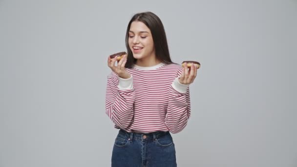 Aangename Aantrekkelijke Brunette Vrouw Houden Eten Donuts Grijze Achtergrond — Stockvideo