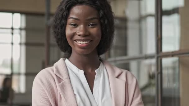 Uma Jovem Mulher Negócios Afro Americana Confiante Profissional Está Com — Vídeo de Stock