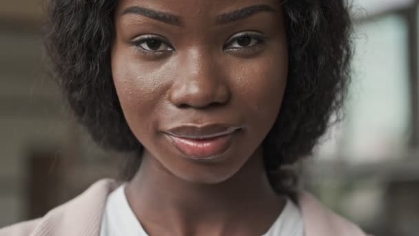 Widok Bliska Młodej Afrykańskiej Bizneswoman Otwiera Oczy Patrzy Kamerę Stojącą — Wideo stockowe