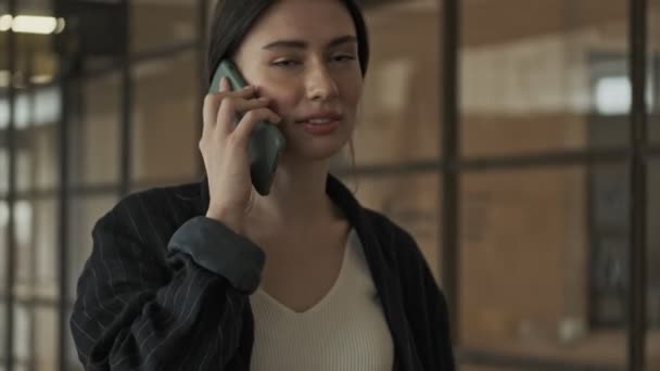 Piękna Młoda Bizneswoman Rozmawia Przez Telefon Podczas Spaceru Biurze — Wideo stockowe