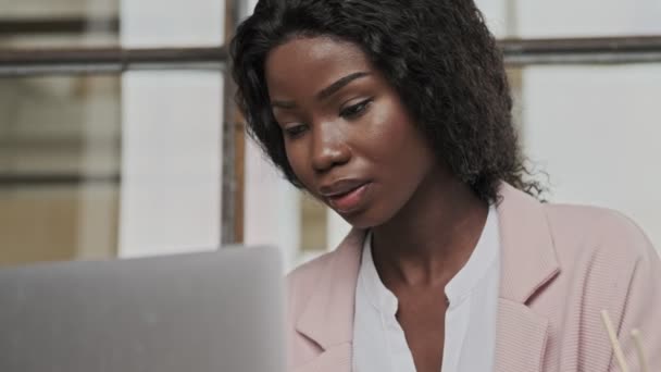 아프리카 미국인 사업가 사무실에서 현대에 자신의 노트북 컴퓨터를 사용하고 있습니다 — 비디오