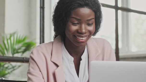 Una Joven Mujer Negocios Afroamericana Amistosa Positiva Está Utilizando Computadora — Vídeos de Stock