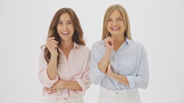 Feliz Alegre Mulheres Estão Rindo Enquanto Posando Para Câmera Isolado — Vídeo de Stock