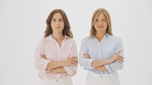 Дві Щасливі Емоційні Жінки Вказують Один Одного Стоячи Ізольовані Білому — стокове відео