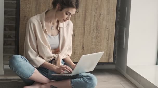 Jonge Vrij Geconcentreerde Vrouw Binnen Thuis Met Behulp Van Laptop — Stockvideo