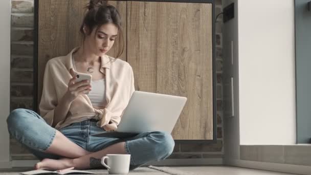 Jonge Geconcentreerde Vrouw Binnen Thuis Met Behulp Van Laptop Computer — Stockvideo