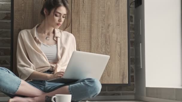 Jonge Vrij Geconcentreerde Vrouw Binnen Thuis Met Behulp Van Laptop — Stockvideo