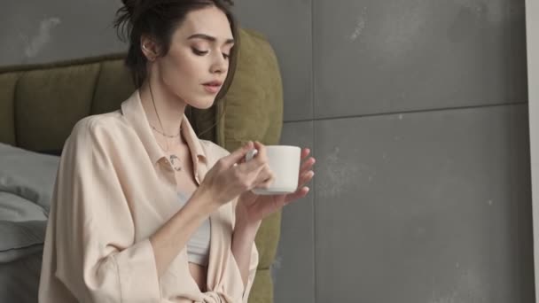 Junge Schöne Erstaunliche Frau Drinnen Hause Kaffee Trinken — Stockvideo