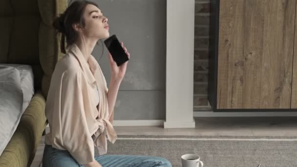 Jovem Positiva Mulher Satisfeita Dentro Casa Falando Por Telefone Celular — Vídeo de Stock