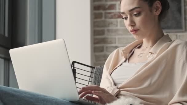 Jovem Mulher Bonita Concentrada Sentado Dentro Casa Usando Computador Portátil — Vídeo de Stock