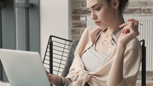 Jovem Mulher Bonita Concentrada Sentado Dentro Casa Usando Computador Portátil — Vídeo de Stock
