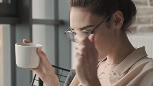 Joven Hermosa Mujer Concentrada Sentada Casa Tomando Café — Vídeos de Stock