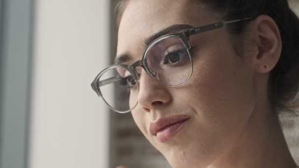 Young Beautiful Amazing Woman Sitting Indoors Home Eyeglasses — Stock Video