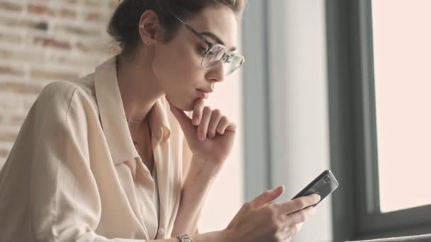 Jeune Incroyable Jolie Femme Assise Intérieur Maison Utilisant Téléphone Mobile — Video