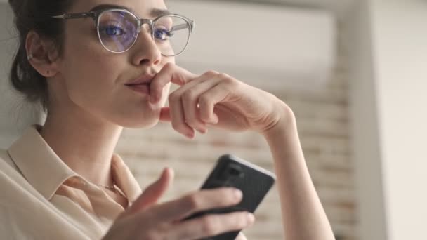 Jovem Bela Mulher Bonita Sentada Dentro Casa Usando Telefone Celular — Vídeo de Stock