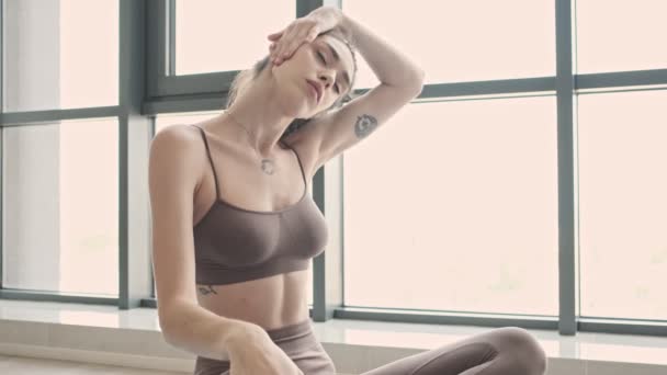 Jonge Verbazingwekkende Fitness Vrouw Zitten Een Tapijt Binnen Thuis Het — Stockvideo