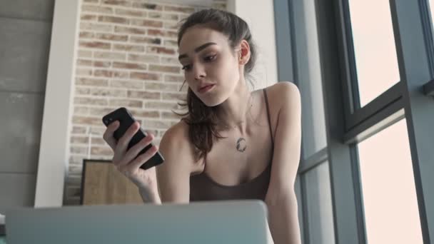 Jonge Geconcentreerde Sportvrouw Fitness Tapijt Binnen Thuis Chatten Mobiele Telefoon — Stockvideo