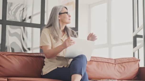 Une Belle Femme Mûre Sérieuse Avec Longs Cheveux Gris Pense — Video