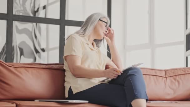 Une Femme Mature Calme Concentrée Avec Longs Cheveux Gris Prend — Video